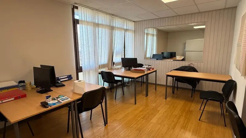 Bureau dans Saint-Genis-Pouilly à louer - Photo intérieure – Image 2 sur 8