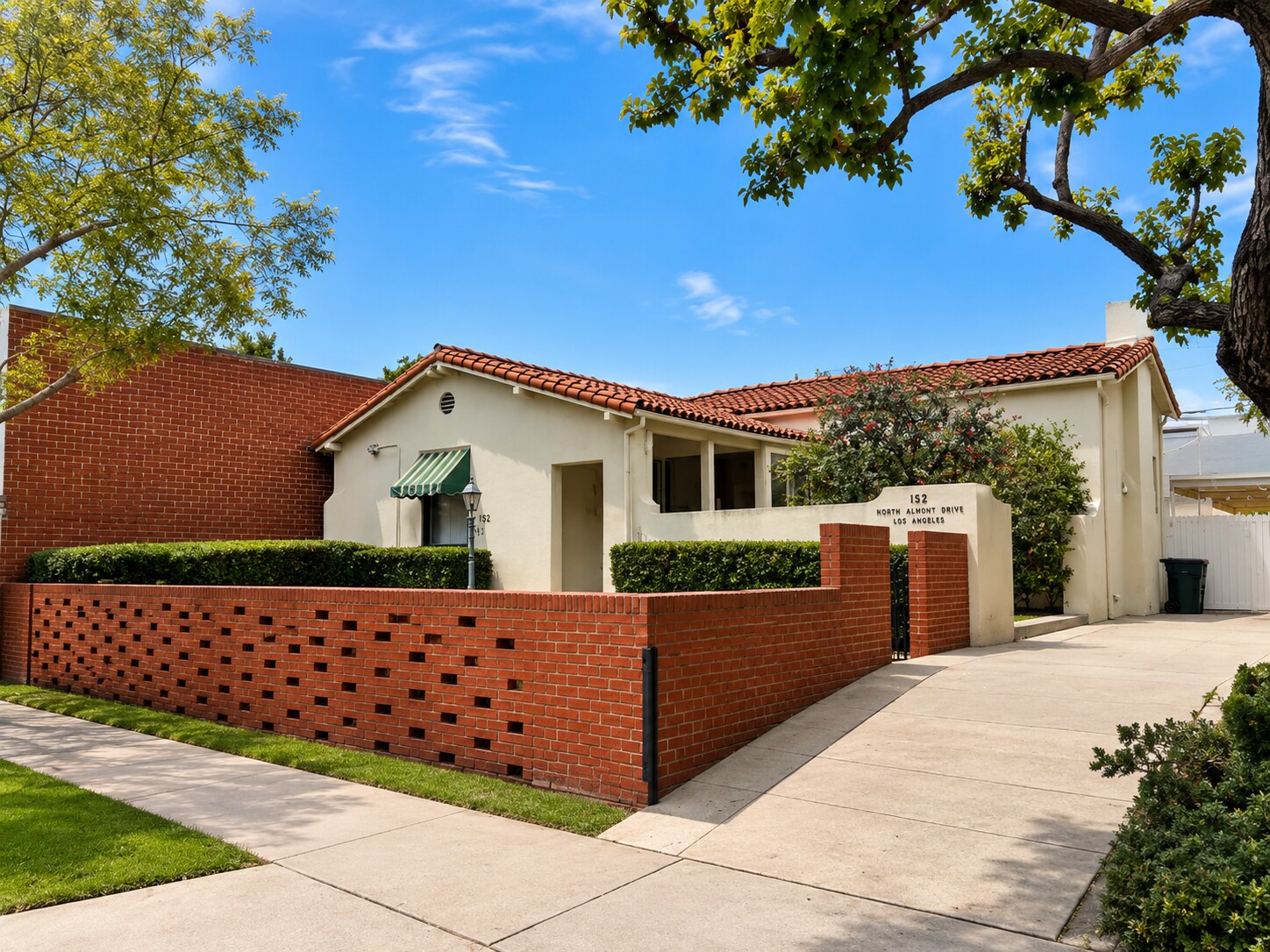 152 N Almont Dr, West Hollywood, CA à louer Photo de l’immeuble– Image 1 sur 3