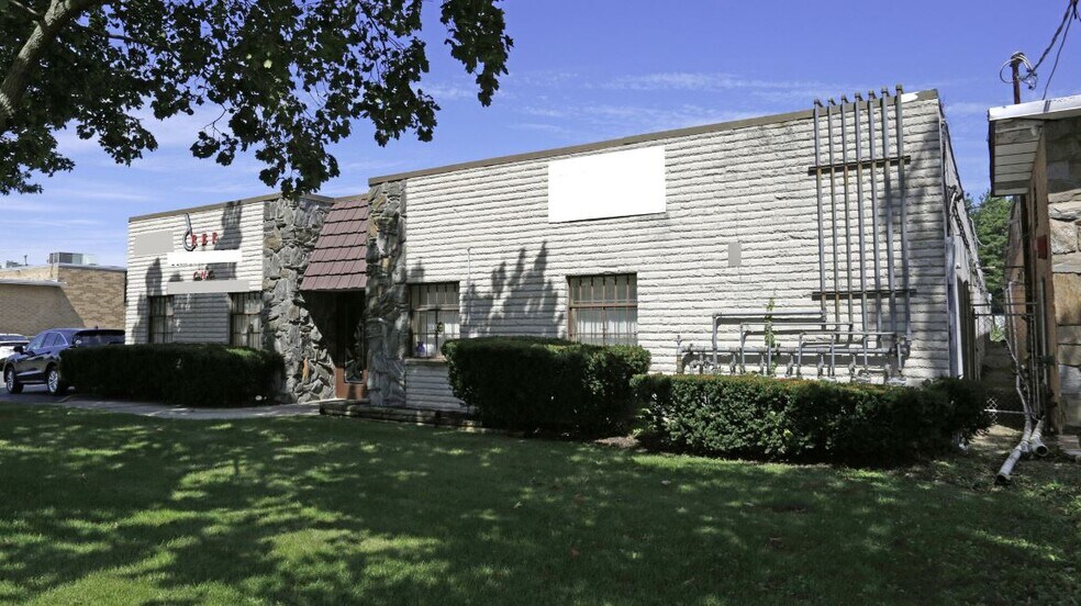 517 Acorn St, Deer Park, NY à vendre - Photo de l’immeuble – Image 2 sur 2