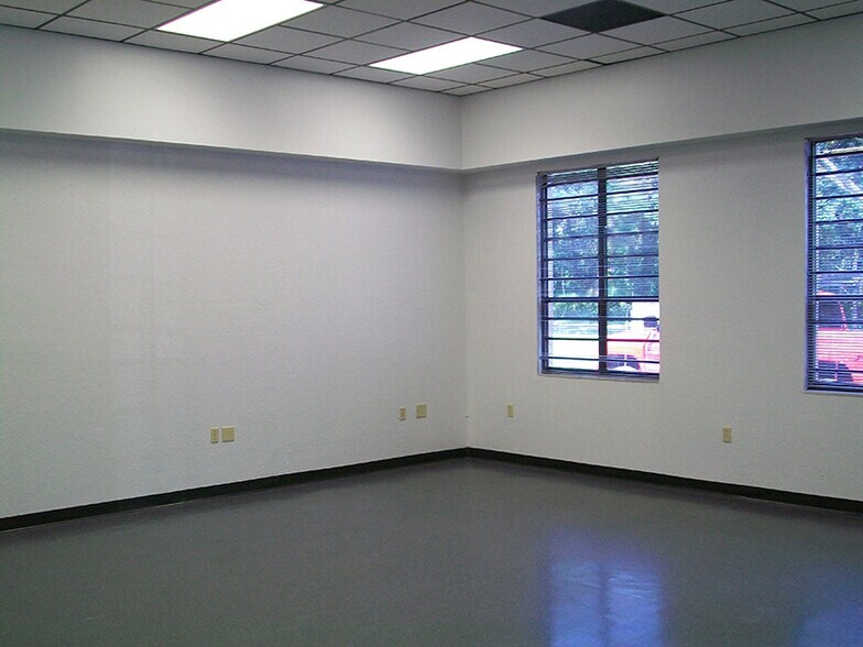 13652 N 12th St, Tampa, FL à louer - Photo intérieure – Image 3 sur 4