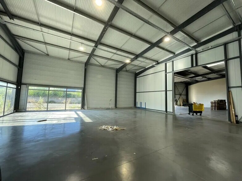 Local d’activités dans Saint-Loubès à louer - Photo de l’immeuble – Image 3 sur 10