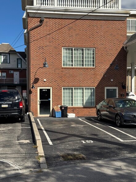 106 E Lancaster Ave, Wayne, PA à louer - Photo de l’immeuble – Image 1 sur 8