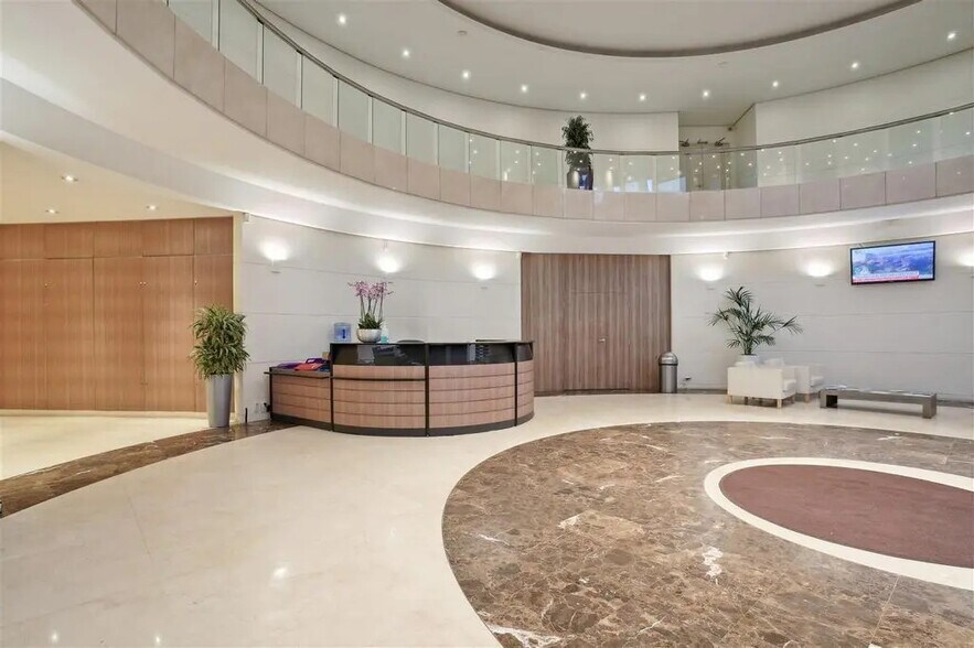 14 Place Marie - Jeanne Bassot, Levallois-Perret à louer - Photo de l’immeuble – Image 2 sur 4