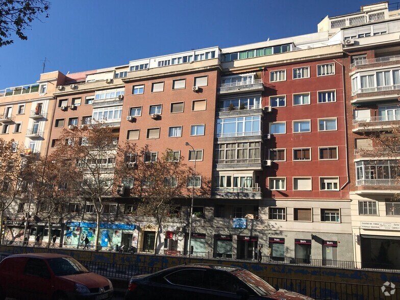 Immeuble residentiel dans Madrid, Madrid à vendre - Photo de l’immeuble – Image 2 sur 2