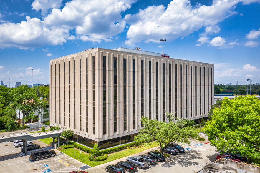 6300 West Loop South, Bellaire, TX à louer - Photo de l’immeuble – Image 1 sur 9
