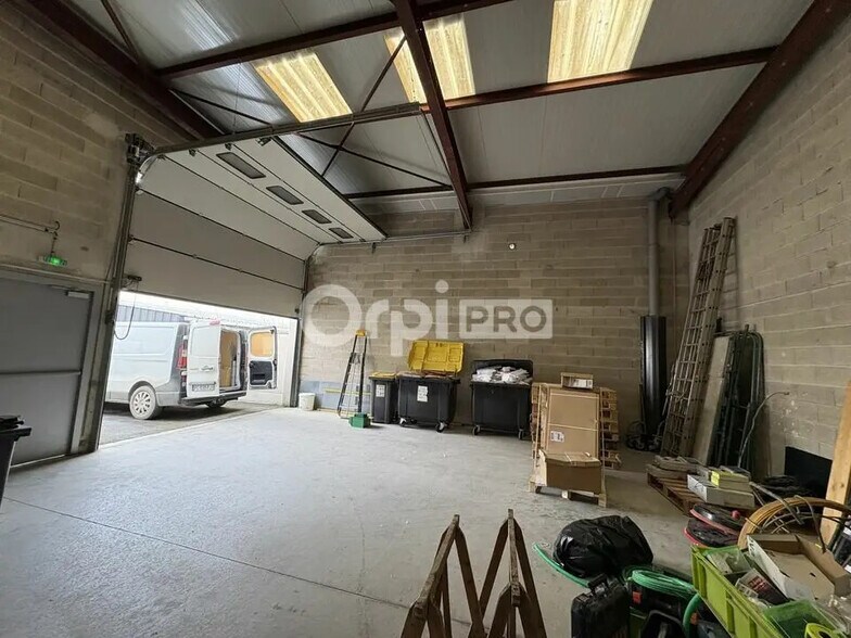 Industriel/Logistique dans Champfleury à louer - Photo de l’immeuble – Image 3 sur 7