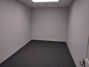 801 W Bay Dr, Largo, FL à louer Photo intérieure– Image 1 sur 14