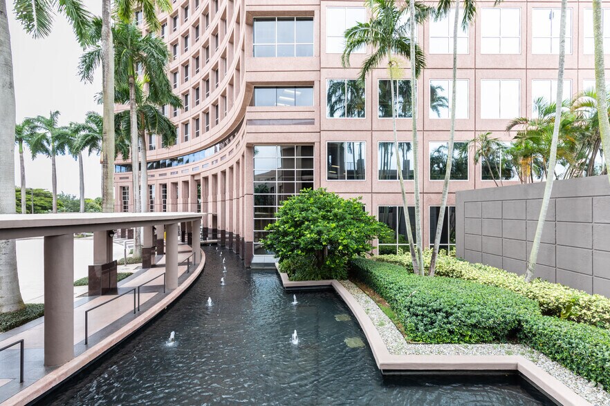 5200 Waterford District Dr, Miami, FL à louer - Photo de l’immeuble – Image 3 sur 14