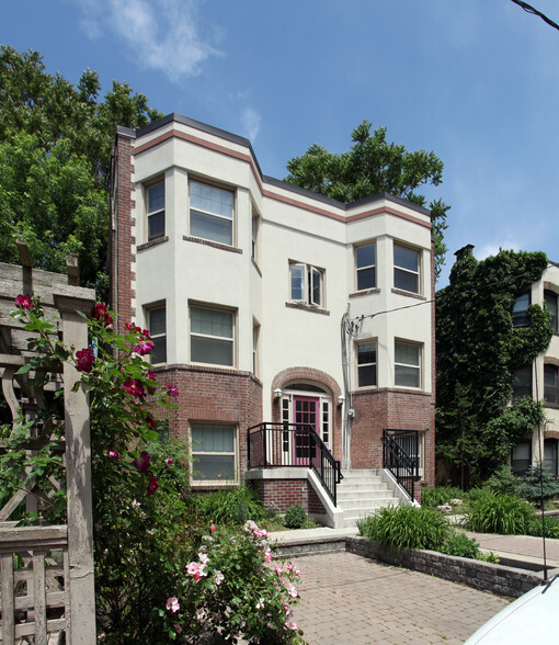 9 Humewood Dr, Toronto, ON à vendre - Photo de l’immeuble – Image 2 sur 2