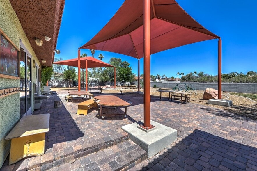 6440 W Desert Inn Rd, Las Vegas, NV à vendre - Photo de l’immeuble – Image 3 sur 43