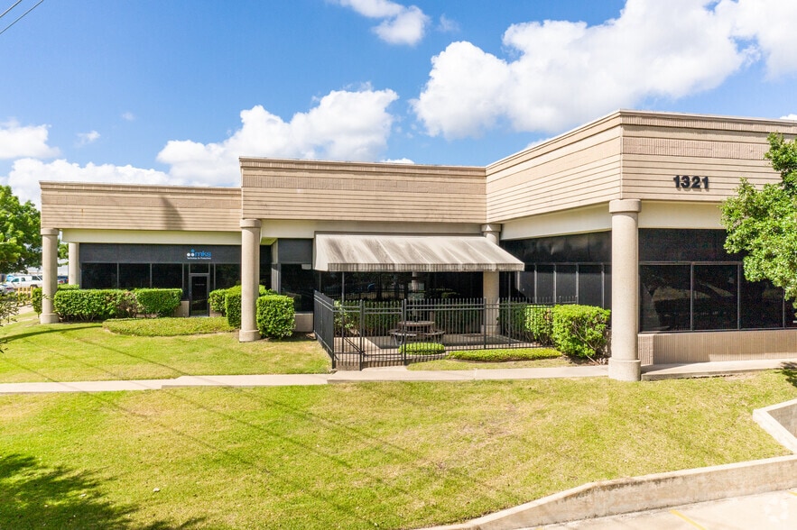 8006 Cameron Rd, Austin, TX à louer - Photo de l’immeuble – Image 3 sur 6
