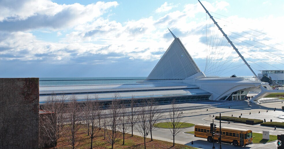 750 N Lincoln Memorial Dr, Milwaukee, WI à louer - Photo de l’immeuble – Image 3 sur 15