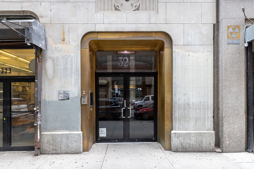 323 W 39th St, New York, NY à louer - Photo de l’immeuble – Image 3 sur 3