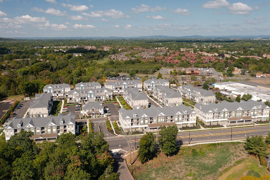 1 Housel Cir, Hillsborough, NJ à louer - Photo de l’immeuble – Image 2 sur 22