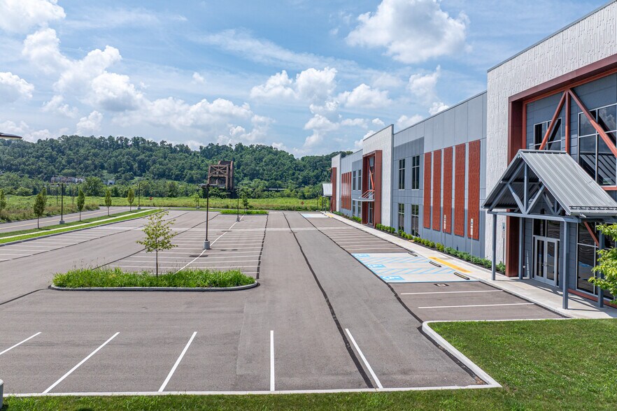 150 E Shore Dr, Rankin, PA à louer - Photo de l’immeuble – Image 3 sur 9