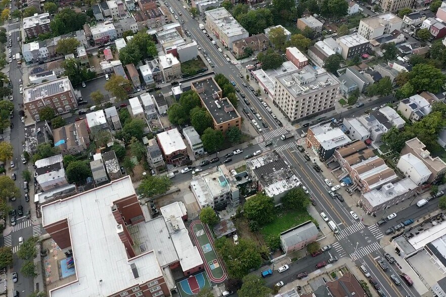 374 Ashford St, Brooklyn, NY à vendre - Photo de l’immeuble – Image 2 sur 6