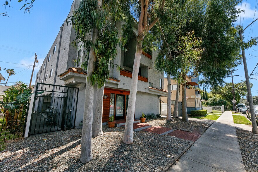 1128 Temple Ave, Long Beach, CA à vendre - Photo de l’immeuble – Image 3 sur 13