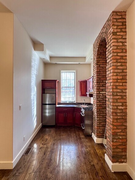 237 Jefferson St, Brooklyn, NY à louer - Photo de l’immeuble – Image 1 sur 11
