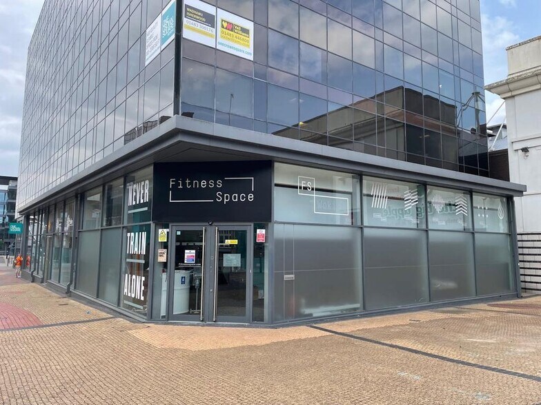 1 Crown Sq, Woking à louer - Photo de l’immeuble – Image 2 sur 8