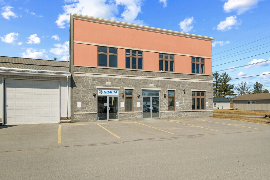 100-130 Industrial Av, Carleton Place, ON à louer - Photo de l’immeuble – Image 2 sur 8