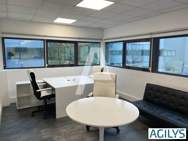 Local d’activités dans Ivry-sur-Seine à louer - Photo de l’immeuble – Image 2 sur 8