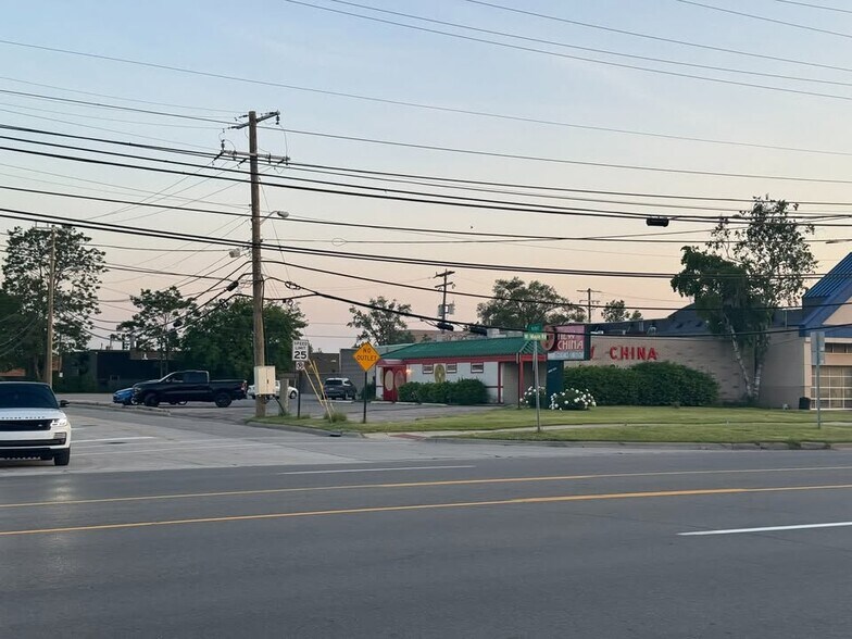 2805 W Maple Rd, Troy, MI à vendre - Photo de l’immeuble – Image 3 sur 5