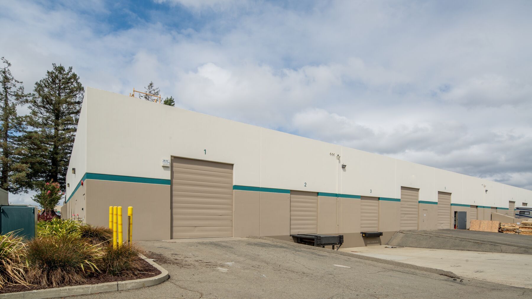 2446-2476 Verna Ct, San Leandro, CA à louer Photo principale– Image 1 sur 11