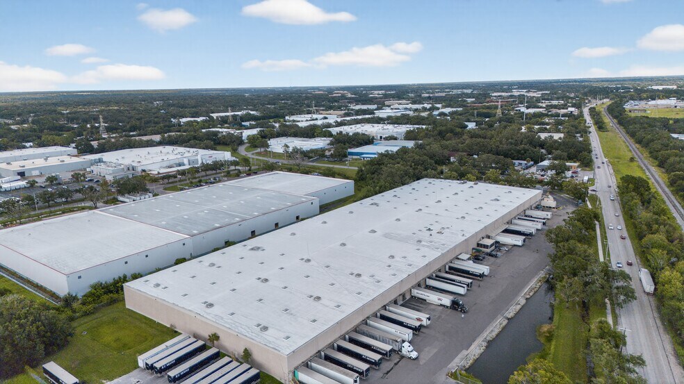 3102 Queen Palm Dr, Tampa, FL à louer - Photo de l’immeuble – Image 2 sur 19