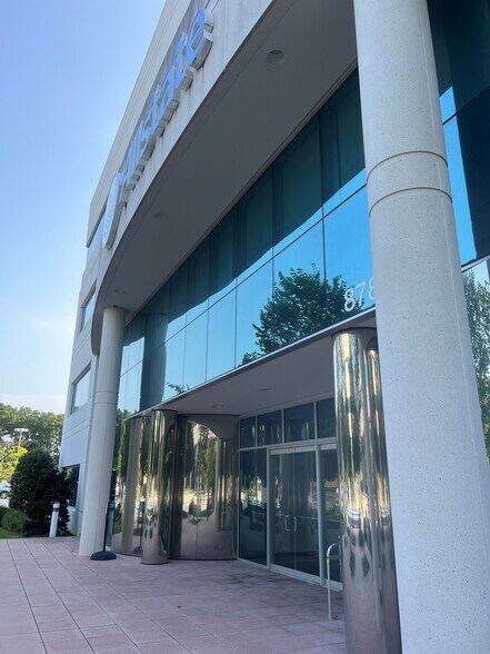 878 Veterans Memorial Hwy, Hauppauge, NY à louer - Photo de l’immeuble – Image 3 sur 15
