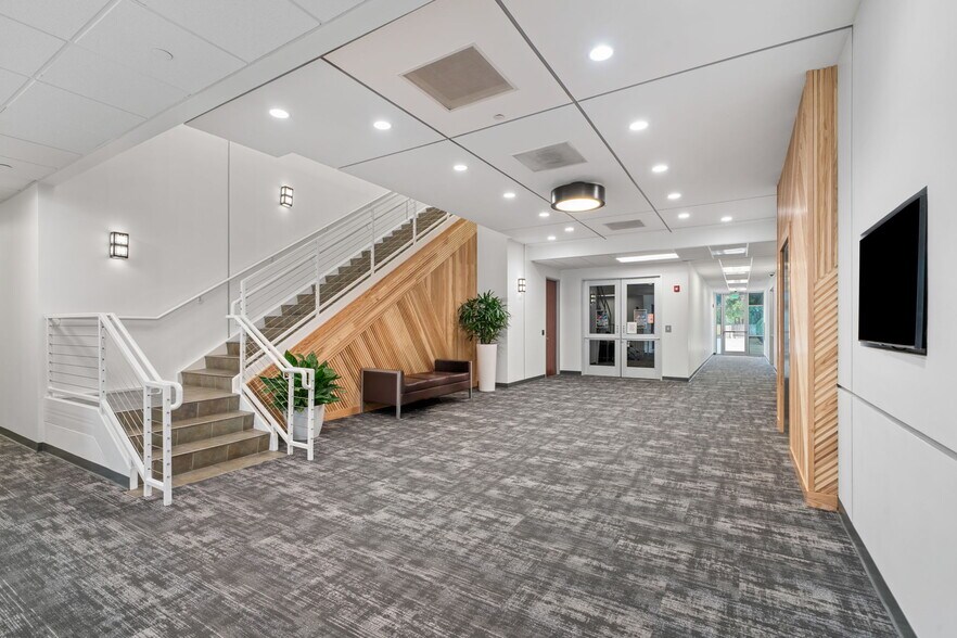 506 Graham Dr, Tomball, TX à louer - Photo de l’immeuble – Image 3 sur 12