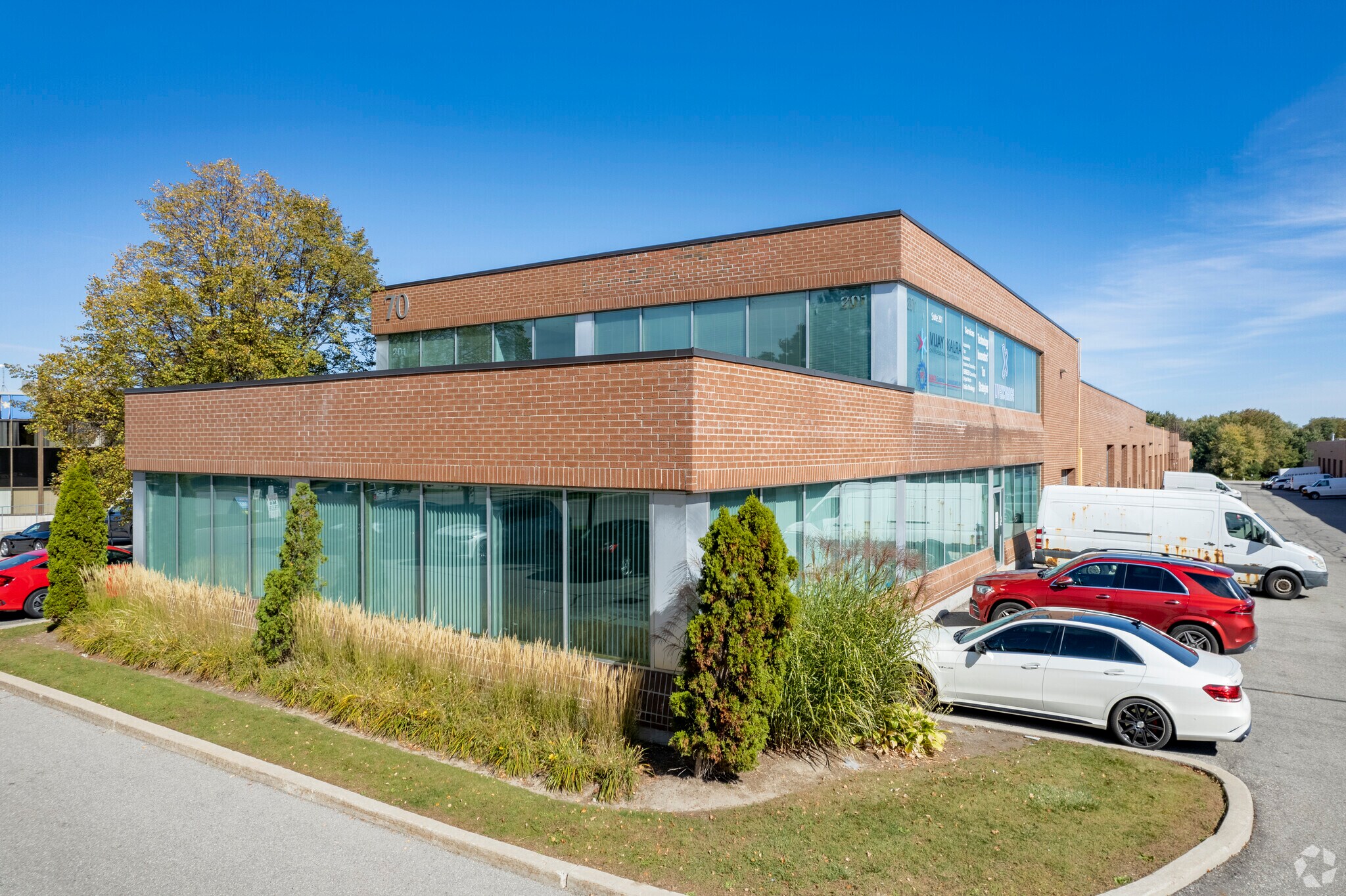 70 E Beaver Creek Rd, Richmond Hill, ON à vendre Photo principale– Image 1 sur 9