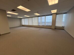 701 Lee St, Des Plaines, IL à louer Photo de l’immeuble– Image 2 sur 5