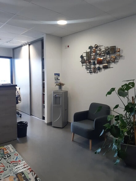 Bureau dans Dury à louer - Photo de l’immeuble – Image 2 sur 11