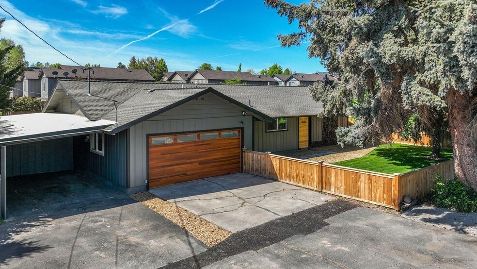 2010 SW Reindeer Ave, Redmond, OR à vendre - Photo de l’immeuble – Image 2 sur 60