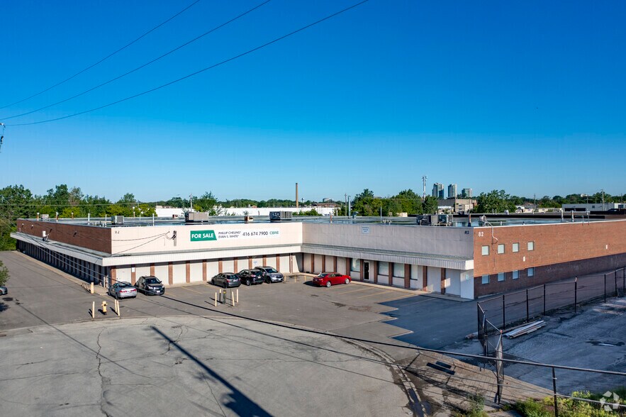 82 Akron Rd, Toronto, ON à louer - Photo de l’immeuble – Image 2 sur 5