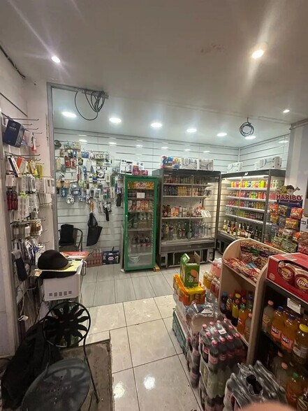 Local commercial dans Paris à louer - Photo de l’immeuble – Image 1 sur 4