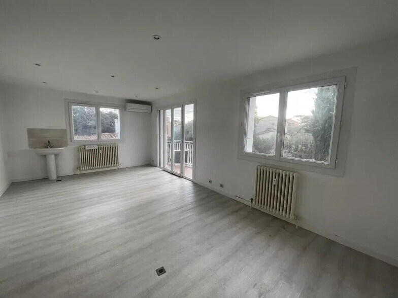 Bureau dans Fréjus à vendre - Photo de l’immeuble – Image 2 sur 14