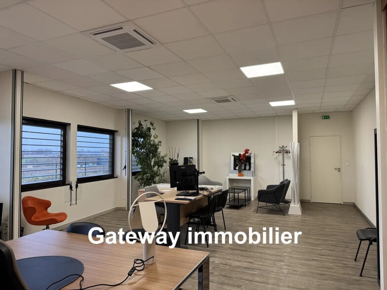 Bureau dans Creuzier-le-Neuf à vendre - Photo de l’immeuble – Image 1 sur 8