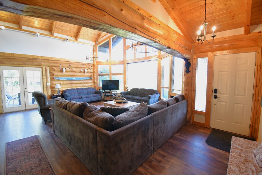 3555 Yale Kilgore Rd, Island Park, ID à vendre - Photo intérieure – Image 2 sur 55