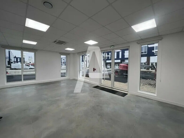 Local d’activités dans Moissy-Cramayel à louer - Photo de l’immeuble – Image 2 sur 5