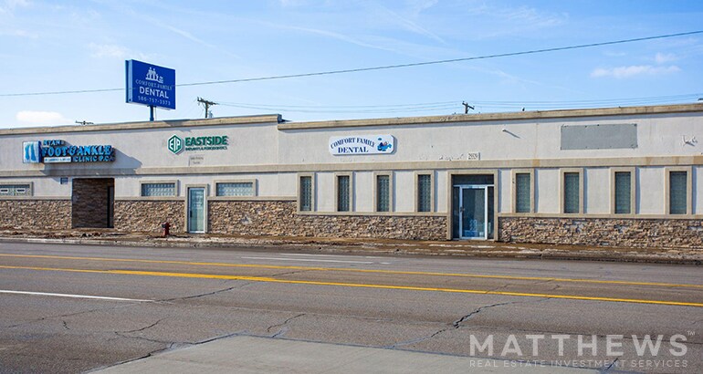 25523 Van Dyke Ave, Center Line, MI à vendre - Photo de l’immeuble – Image 1 sur 3
