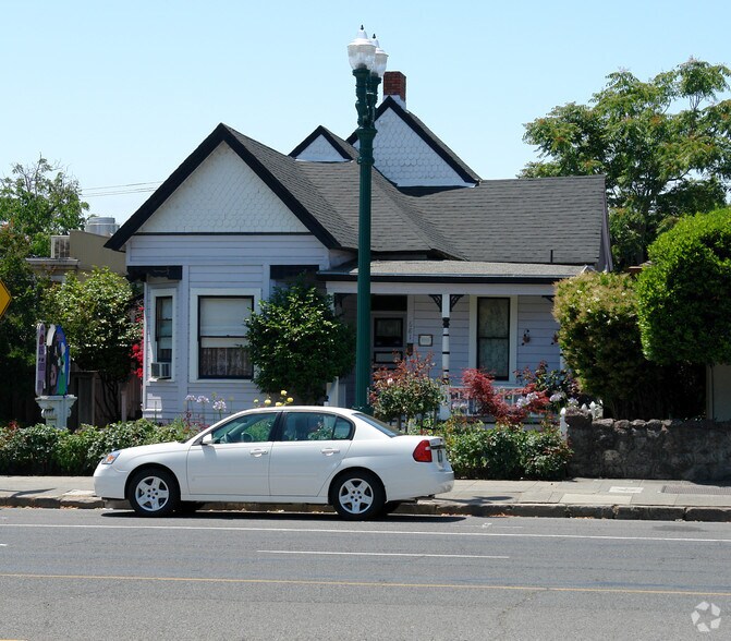 681 Broadway, Sonoma, CA à vendre - Photo de l’immeuble – Image 2 sur 12