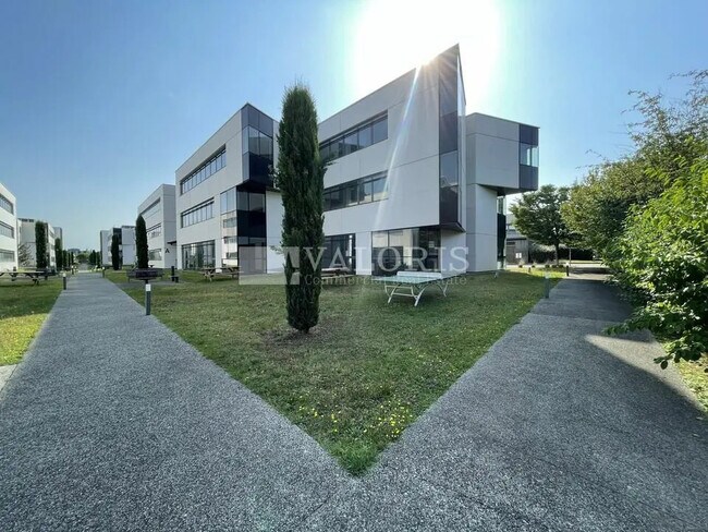 Plus de détails pour 575-655 Allée Des Parcs, Saint-Priest - Bureau à vendre