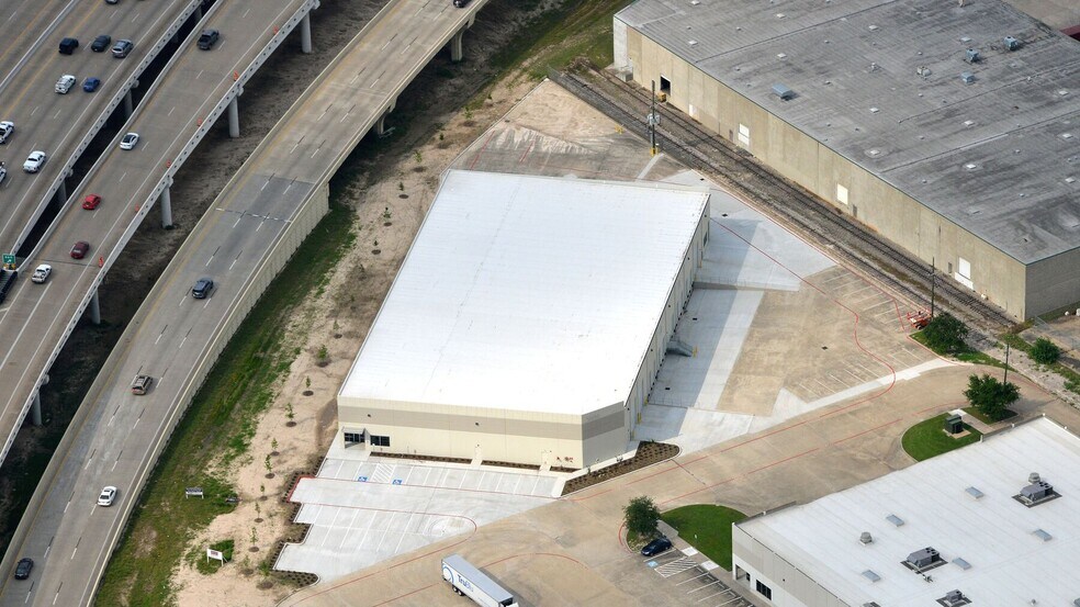 10650 W Little York Rd, Houston, TX à louer - Photo de l’immeuble – Image 2 sur 2