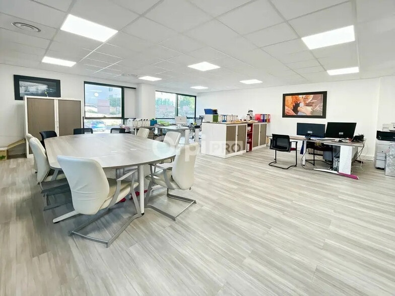 Bureau dans La Ciotat à louer - Photo de l’immeuble – Image 3 sur 11