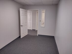 801 W Bay Dr, Largo, FL à louer Photo intérieure– Image 2 sur 14