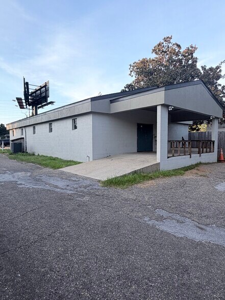 1105 W Tharpe St, Tallahassee, FL à louer - Photo de l’immeuble – Image 3 sur 20