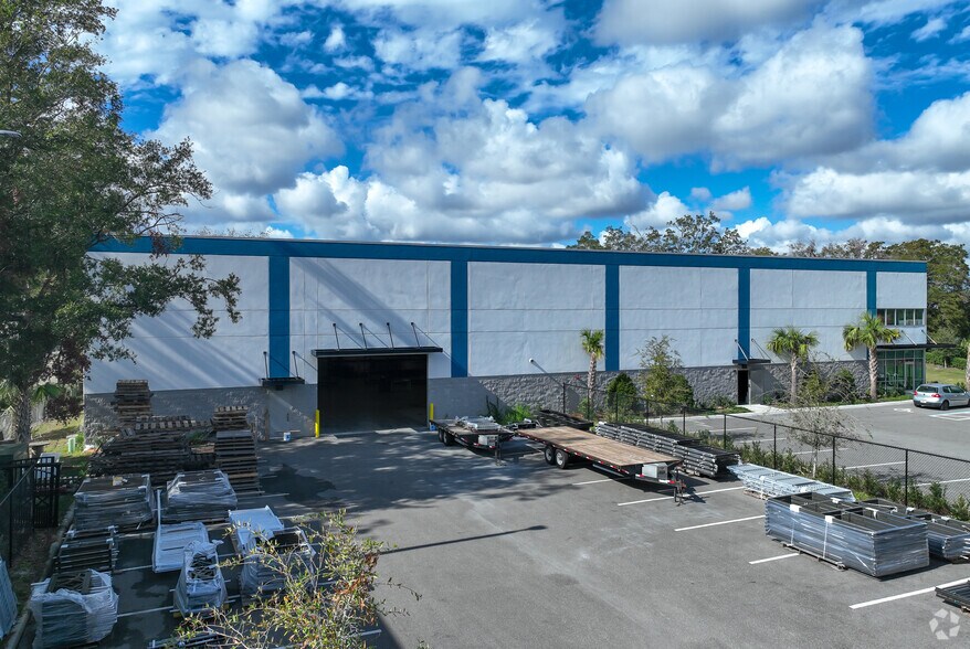 6810 Edgewater Dr, Lockhart, FL à louer - Photo principale – Image 1 sur 7