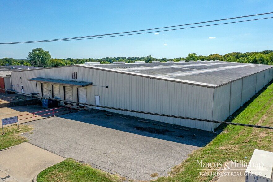 2407 N Preston St, Ennis, TX à louer - Photo de l’immeuble – Image 3 sur 8