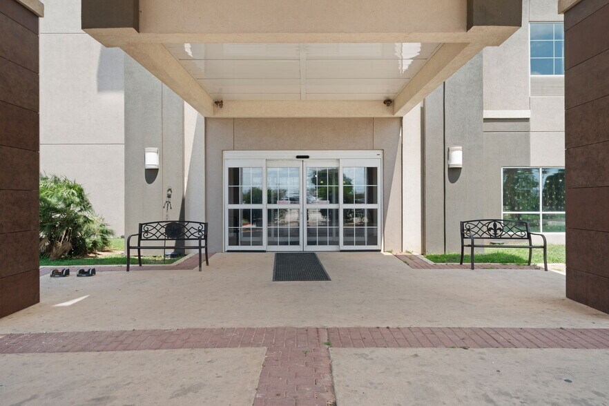 170 Medical Dr, Pearsall, TX à vendre - Photo de l’immeuble – Image 3 sur 16
